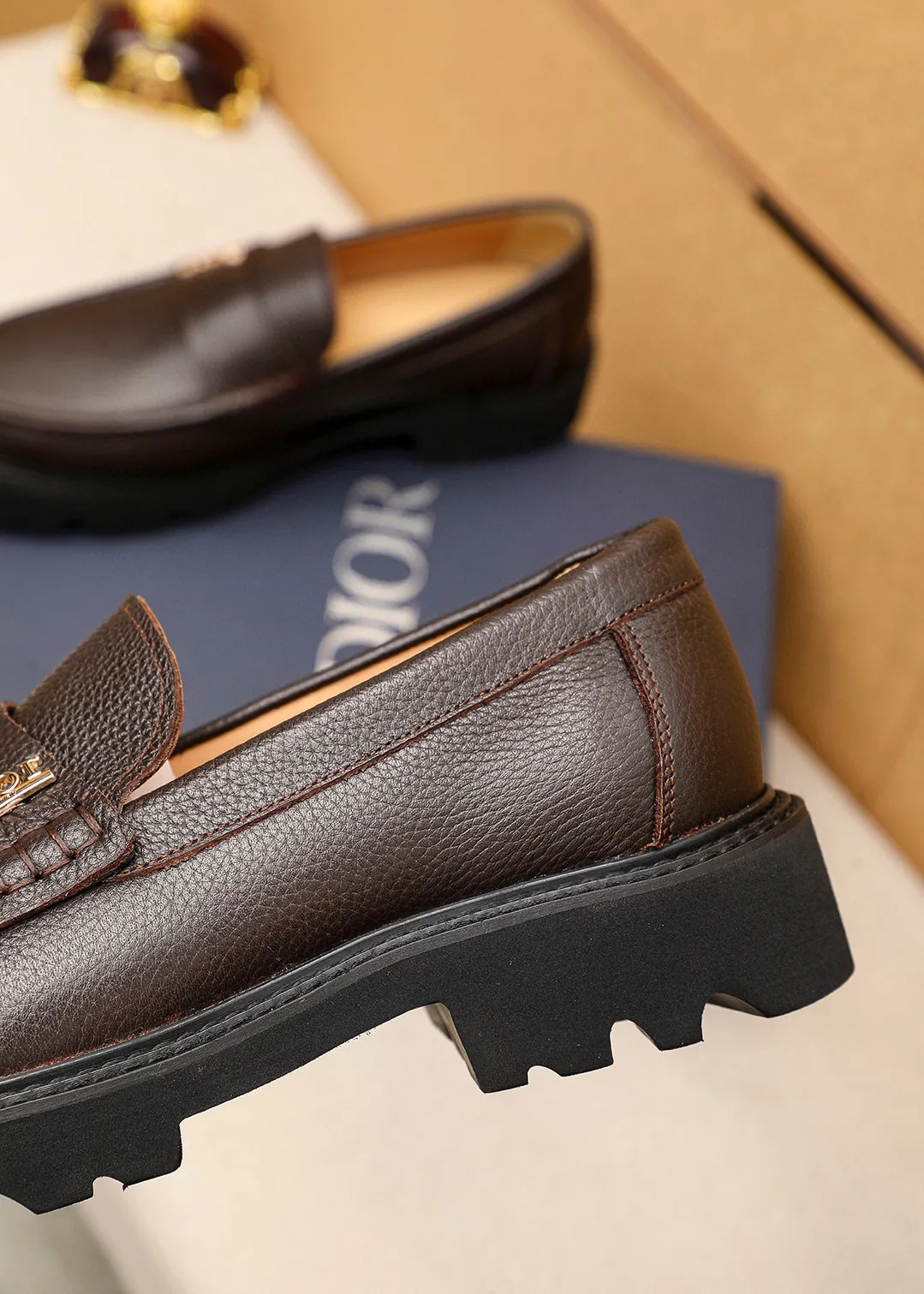 Men's shoes 💰480 💐 Product trademark: Dior "Dior" casual leather shoes Regular size: 39-44 (45🉑️customized) Product materials: Selected Italian imported first-layer pebbled cowhide leather upper + classic hardware buckle, imported water-dyed 🐂 cowhide lining. Strong three-dimensional visual effect, original outsole Color: 3⃣️colors available